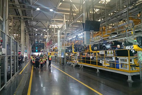 金山小學(xué) 兩江人民校園記者團(tuán)開展青少年研學(xué)活動(dòng) 走進(jìn)長安汽車智慧工廠探訪科技奧秘